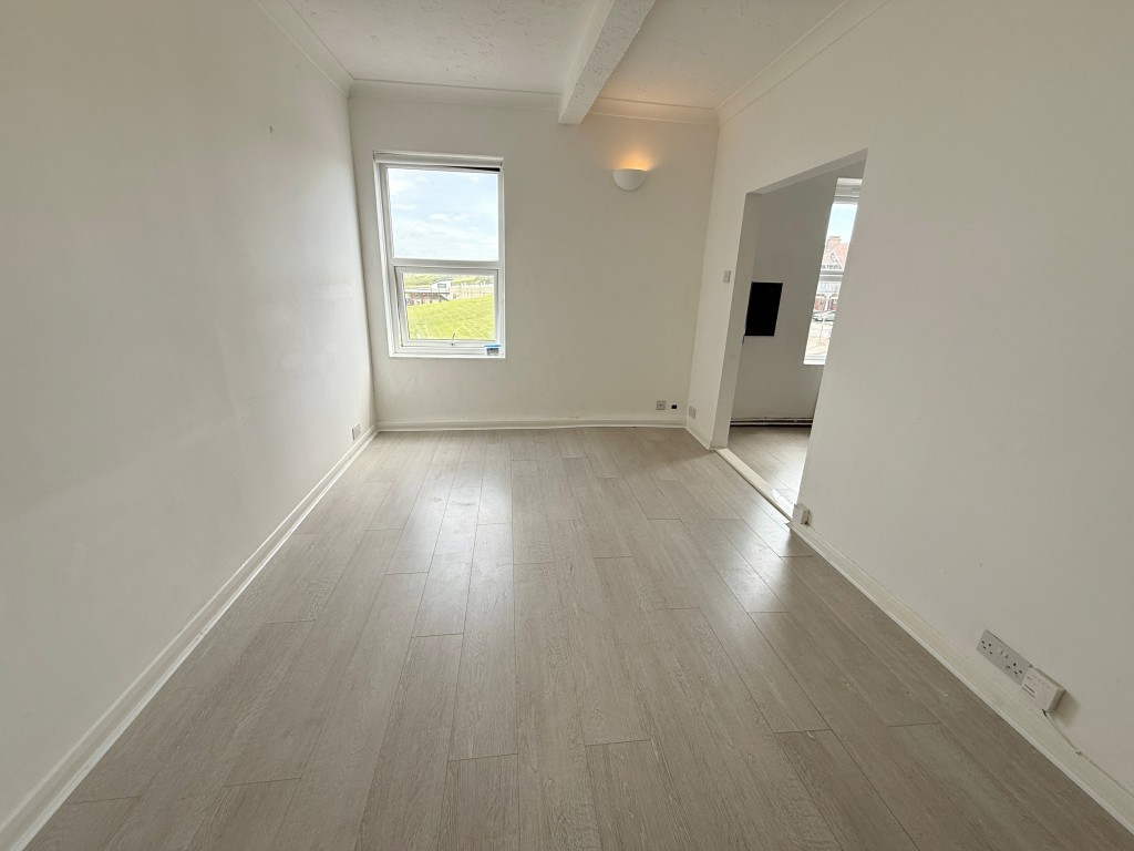 Lot: 58 - TWO-BEDROOM FLAT WITH VIEWS AND SHARE OF FREEHOLD - Living room
